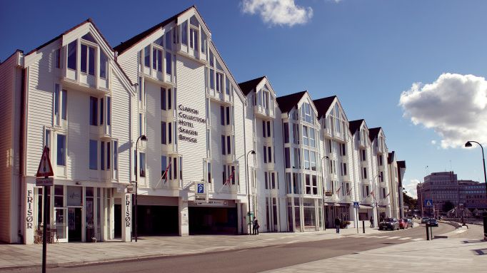  Auksjonerer bort kunst til inntekt for Filippinene