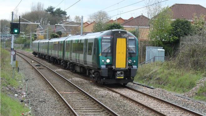 London Northwestern Railway urges passengers to travel early for Christmas