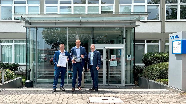 Bilde fra venstre mot høyre: Sven Öhrke (medlem av forretningsledelsen VDE Prüf- und Zertifizierungsinstitut), Michael Heinemann (CEO hos Phoenix Contact E-Mobility), Marcell Herborn (gruppeleder E-mobilitet, smarte teknologier og informasjonssikkerh