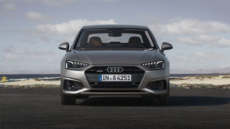 Audi A4 Limousine (terragrå)