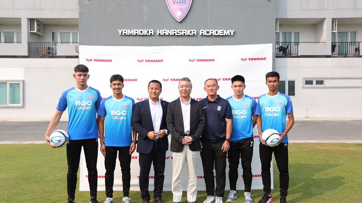 Mr.Hiroaki Morishima, President of Cerezo Osaka, Mr.Nobuyoshi Fujita, Director of YHA, Mr.Surachai Jaturapattarapong, BGFC Director together with 4 YHA students - Mr.Phattrayut Noree, Mr.Pongrawit Jantawong, Mr.Tanin Kiatlertham and Mr.Tawan Khotsuph