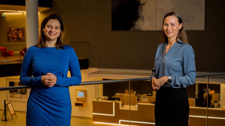 Kommunikasjonsdirektør Margrethe Assev med Storebrands nye spare- og forbrukerøkonom, Cecilie Tvetenstrand.