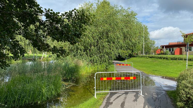 På Strandpromenaden i Lindesberg har vattnet svämmat över på gång- och cykelbanan. Foto: Linde energi