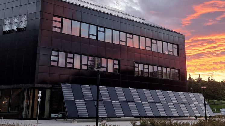 Ett kontorshus som används som kontorsarbetsplats och för undervisning, utgör en realistisk miljö för att utveckla och prova nya koncept på vägen mot nollenergibyggnader.