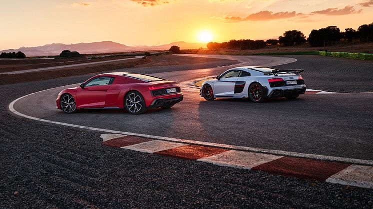 Audi R8 Coupé V10 GT RWD (Suzukagrå) og Audi R8 Coupé V10 performance RWD (Tangorød)