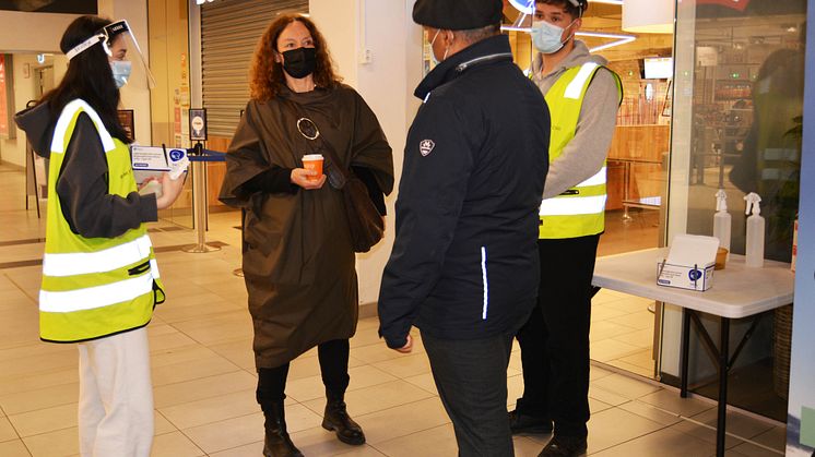 FHI-direktør Camilla Stoltenberg møtte koronavertene Kaynat og Kevin og bydelsutvalgsleder Rashid Nawaz på Stovner-senteret. 