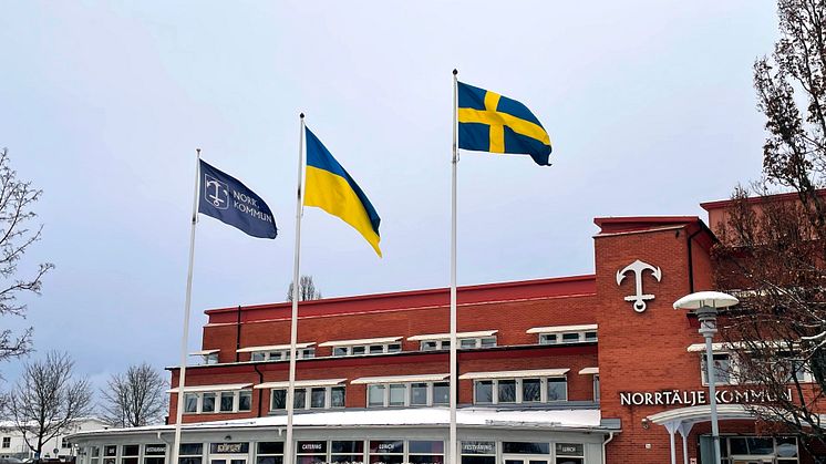 Sedan 25 mars flaggar Norrtälje kommun med både den svenska och den ukrainska flaggan för att visa solidaritet med ukrainska städer och det ukrainska folket.