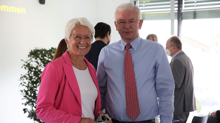 Der ehemalige hessische Ministerpräsident Roland Koch (r.) würdigte die Bemühungen der VOD-Vorsitzenden und Hochschuldozentin Prof. Marina Fuhrmann (l.) um die Professionalisierung der Osteopathie. Foto: Wehr