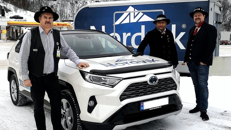 Stolt sponsor av Vinterfestuka: Oddgeir Nergaard (t.v) og Hans Marius Sletteng (t.h) fra Nordvik Narvik her sammen med Frode Sollie fra Vinterfestuka.