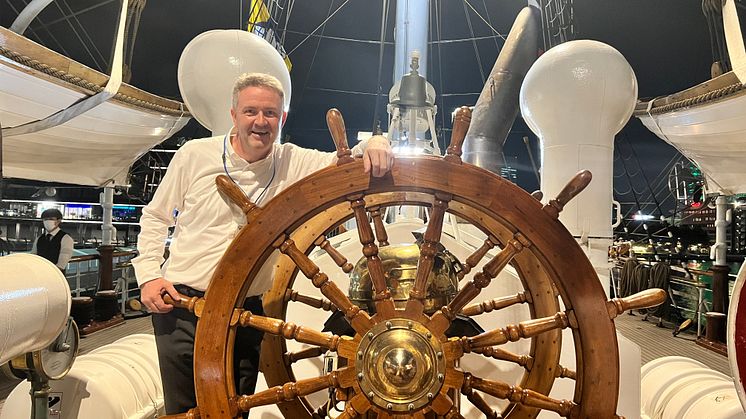 - Bærekraftstrenden i Japan vil komme som en stor bølge når den først kommer, ifølge Sjømatutsending i Japan, Johan Kvalheim. Her ombord på Statsraad Lehmkuhl da skuta gjestet Yokohama tidligere i september. 