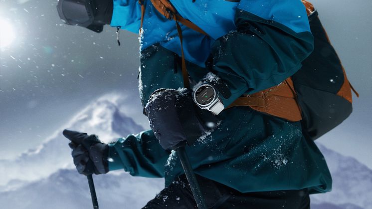 038-lifestyle-galaxy-watch-ultra-titaniumwhite-snow-mountain.jpg