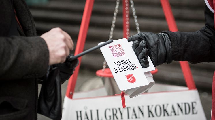 Sedan 1907 har Frälsningsarmén gått ut med sina julgrytor runt om i Sverige. Foto: Jonas Nimmersjö