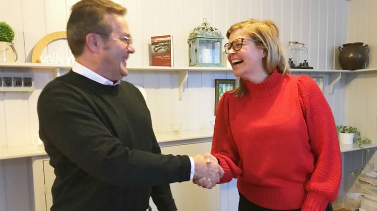 ​Hans Ollman, affärsutvecklare boende för äldre på Riksbyggen, och ​Therese Kärngard, kommunalråd, Bergs kommun, skakar hand efter undertecknande av avtal.