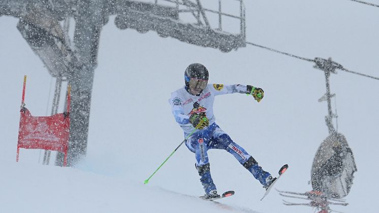 Mit viel Schwung ums Tor: Rennfahrer am Inferno-Riesenslalom