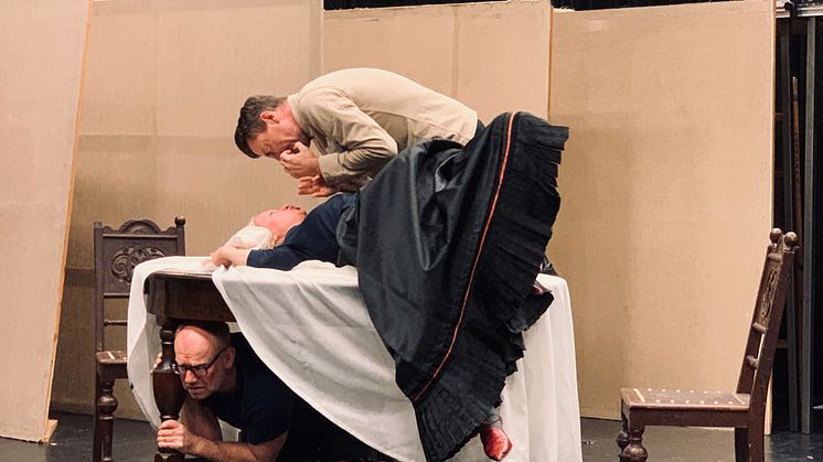 Repetitionsbild från Tartuffe. På bilden Fredrik Gunnarson, Karin Lithman och Johan Holmberg. Foto Nina Sandström