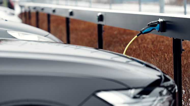 Kvdbil storsatsar på elbilsladdning med ChargeNodes innovativa laddteknik.