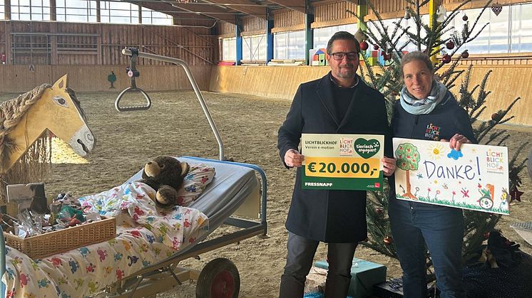 Gerhard Resinger, Director Marketing Fressnapf Österreich übergibt den Scheck an Roswitha Zink vom Lichtblickhof.