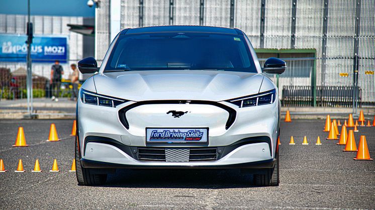 Ford DSFL, globální tréninkový program, který si klade za cíl udělat z mladých řidičů bezpečnější účastníky silničního provozu, se letos po dvouleté odmlce způsobené koronavirem opět uskuteční v České republice, a to již potřetí. 
