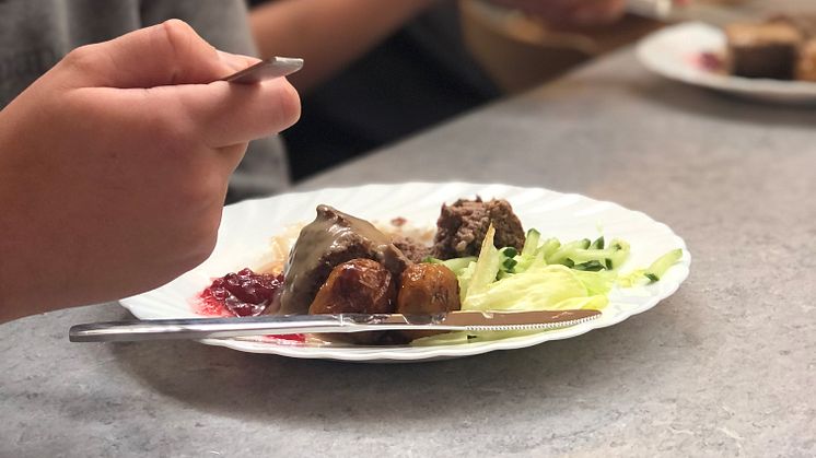 Kostnadsfri skollunch serveras på Djurgårdsskolan, Stenstalidskolan och Södermalmsskolan hela sommaren.