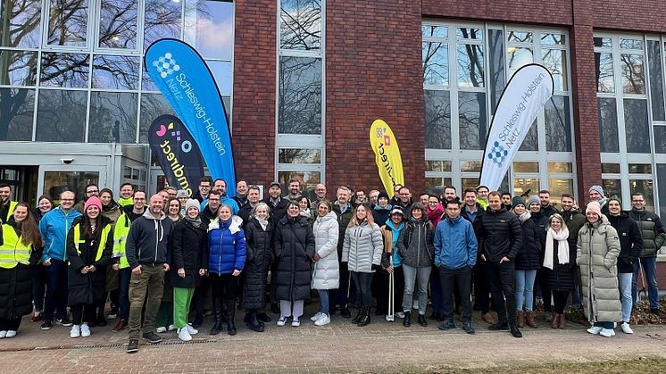 Mitarbeiterinnen und Mitarbeiter von SH Netz und comdirect bei der gemeinsamen Müllsammelaktion in Quickborn.