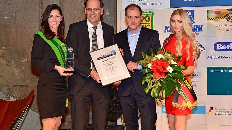 Volker Bremer (LTM GmbH) überreicht Michael Drotleff (RB Leipzig) den „Leipziger Tourismuspreis 2016“. Daniela Undeutsch (Sächsische Weinkönigin 2016) und Soraya Kohlmann (Miss Sachsen 2017) gratulieren