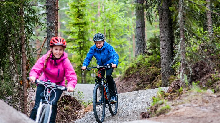 Testpilotene skal blant annet teste og anmelde nyheter i Trysil Bike Arena. 