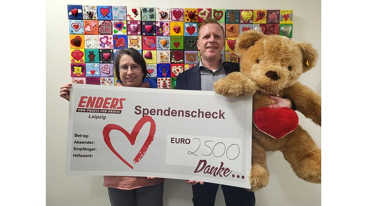 Kerstin Stadler von Bärenherz und Stefan Sigeti von der Enders Niederlassung Leipzig präsentieren stolz den Spendenscheck