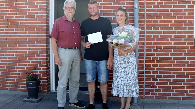 Borger nr. 30.000: Borgmester Leon Sebbelin overraskede Line Engedal Christensen og Mads Christensen med blomster og velkomstgave i deres hus i Støvring.