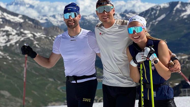 Stefan Thomson på försäsongslägret i franska Tignes tillsammans med landslagsåkarna Marcus Grate och Emma Ribom.