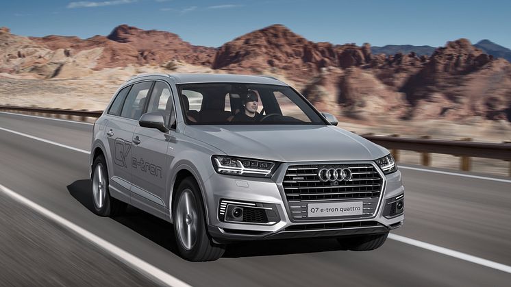 Audi Q7 e-tron 2.0 TFSI quattro (Asian market) front dynamic
