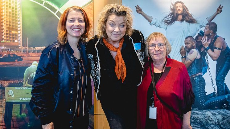 Malin Björk, Elisabeth Ohlson och Marianne Eriksson vid vernissaget till Elisabeth Ohlssons utställning i EU-parlamentet. Foto: Quentin Bruno/The Left