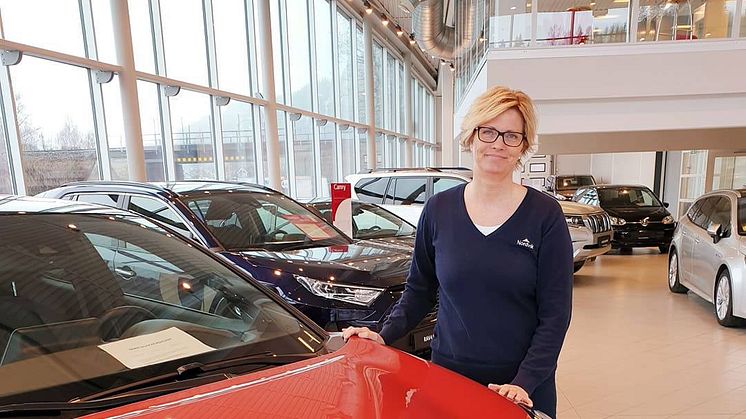 Toyotas hybridbiler er svært ettertraktede i markedet, sier Lena Hundnes, driftsleder hos Nordvik Toyota Mo i Rana. Foto: Nordvik AS.
