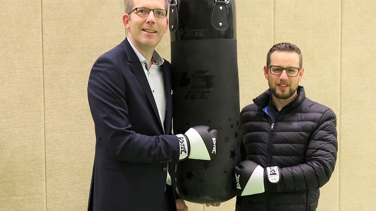 Christian Köhler, Präsident des Lions-Clubs Schwalmstadt (links), und Sebastian Nicolai beim Besuch in der Sporthalle. Dort hängen dank der Spende der Lions und der Unterstützung von Bernd Gundlach Boxsäcke für den Sportunterricht der Förderschulen.