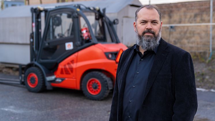 Produktionschef Rikard Skärebo är stolt över den nya klimatvänliga bränslesatsningen. 