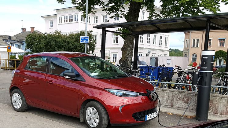 I omställningen till ett hållbart fossilfritt transportsystem spelar elbilar stor roll. Sunne kommun har satt upp 27 laddstolpar med projektstöd av Naturvårdsverket.