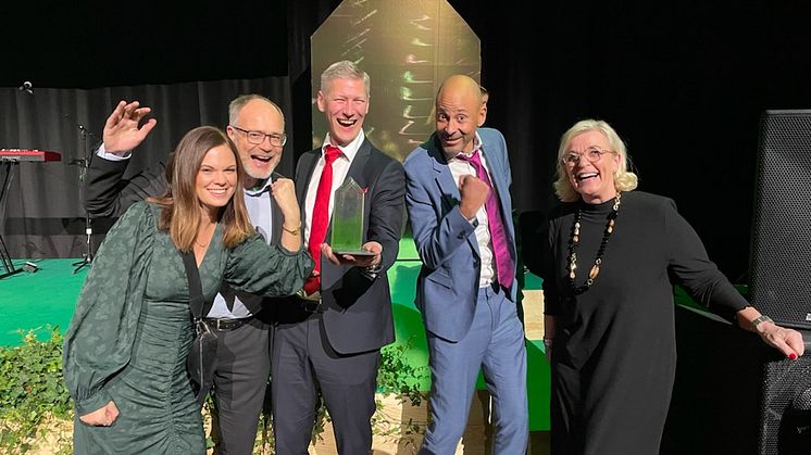 Glada miner hos Riksbyggen under 2021, ett år med massor av utmärkelser. Bilden är från prisutdelningen av Årets Miljöbyggnad. Fr v  Emilia Stridsberg, Anders Jeppsson, Emil Nilsson, Bumni Odubeyi och Marie Lundström.