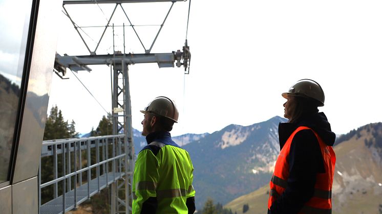 Maßnahme für eine sichere Energieversorgung auf dem Taubenstein. Dr. Egon Leo Westphal und Landtagspräsidentin Ilse Aigner verfolgen die Maßnahme.