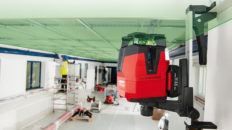 Hilti PM 40-MG, grön multilinjelaser – som är fyra gånger lättare att se än traditionella röda linjer. 