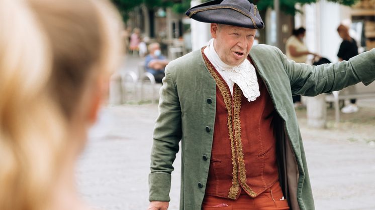 Johan Schweffel, Kieler Kaufmann aus dem 18. Jahrhundert nimmt die Gäste mit auf eine Zeitreise
