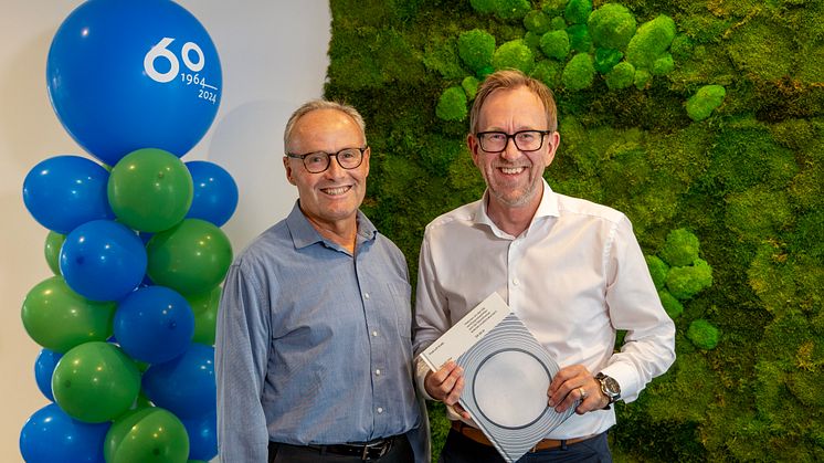 Styrelsesordförande och ägare, John-Erik Karlsen och koncernchef Kim Robert Lisø med jubileumsboken utgiven i samband med GK:s 60-årsjubileum