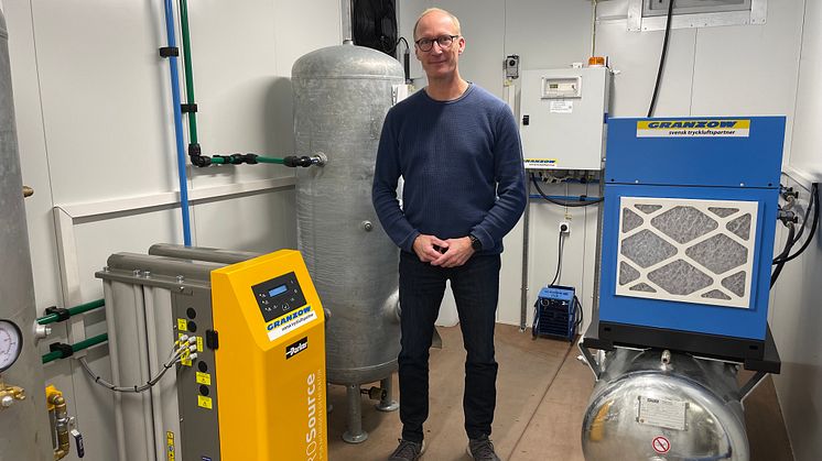 – Med containerlösningen får kunden en färdig anläggning för tillverkning av kvävgas, som ansluts vid leverans och är uppe och rullar direkt, säger Mikael Lundin som är produktansvarig för gasgeneratorer på Granzow.