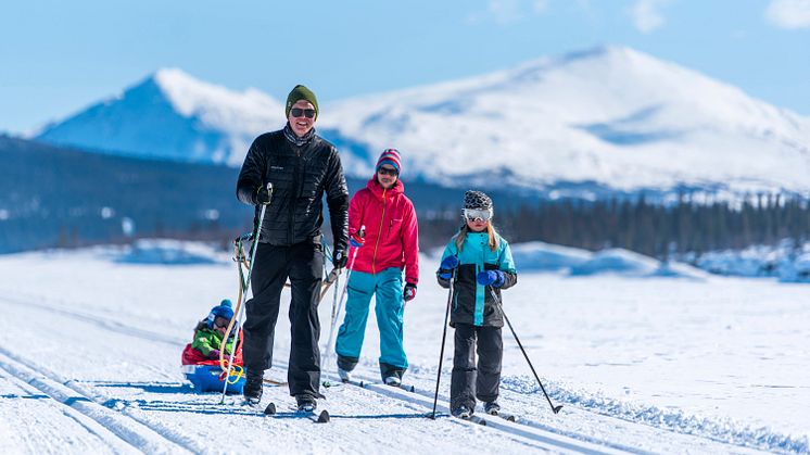 Att resa långt med barn kan vara en utmaning för många föräldrar. Nattåget erbjuder en prisvärd, trygg och komfortabel resa till fjällen.