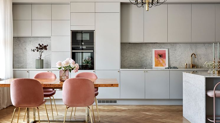 Ljusgrått är en av de mest önskade färgerna på kök, en ljus kulör öppnar upp rummet och genererar rymd. Här syns köket Arkitekt Plus Grå.