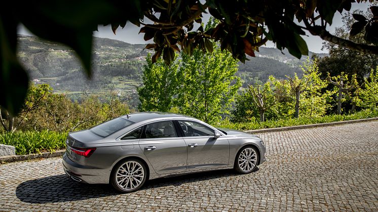 Audi A6 (florettsølv) fra siden statisk