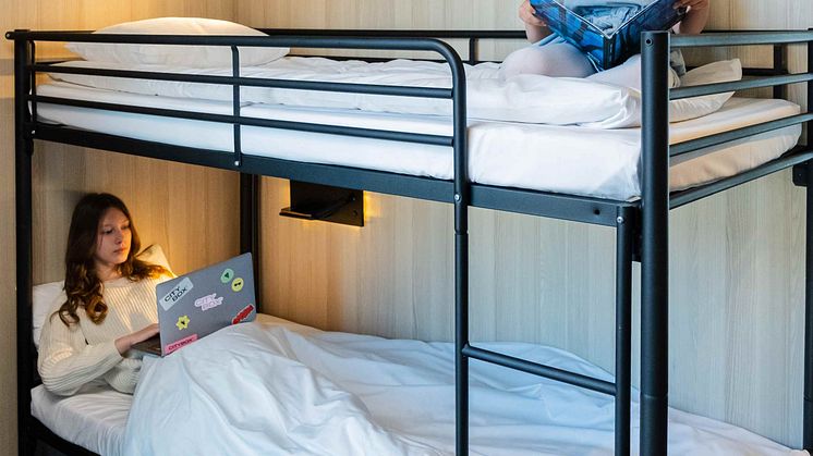 Barna gjør seg komfortable i køyesengene på familierom på Citybox Helsinki