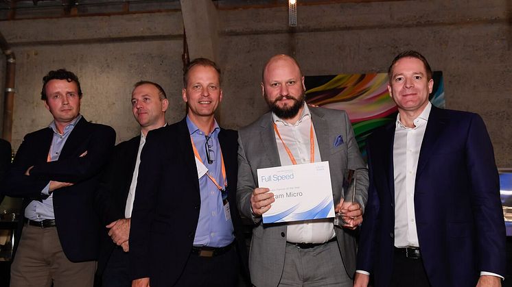 Tomas Gate med Niklas Andersson VD Cisco Sverige och Peter Karlströmmer VP Region North Cicso på var sida
