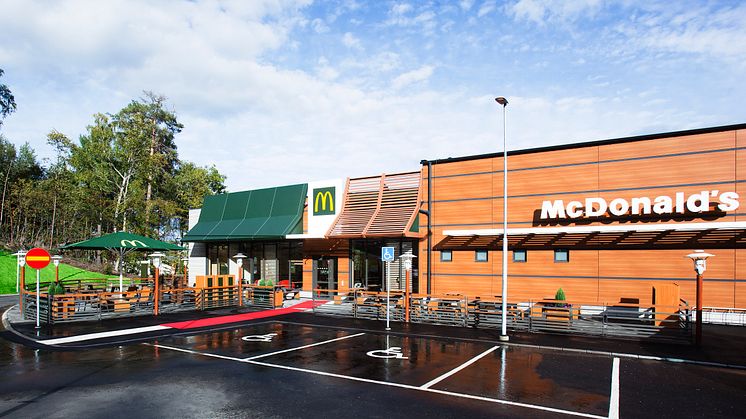 McDonald’s nya restaurang i Umeå är hamburgerkedjans konceptbyggnad modell mindre med trästomme, stålpelare och fasadskivor. Bild: Food Folk Sverige AB