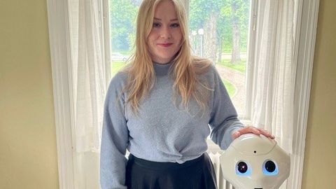 Julia Rosén och roboten Pepper