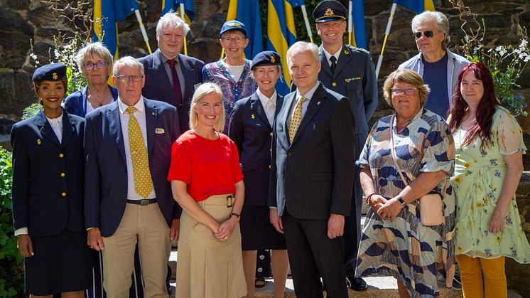 Representanter för Göteborgs Lottakår, Bohuslän-Dals försvarsutbildningsförbund, Göteborg segelflygklubb, förskolan Virvelvinden, Kungshamns hembygdsförening, Östra hemvärnsområdets förtroendenämnd och Fibromyalgiförbundet med landshövdingen. I bakgr