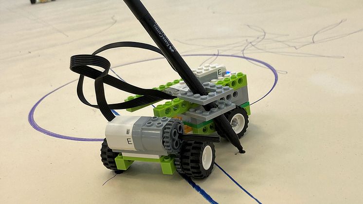 Ein Mal-Roboter zieht seine Kreise - entworfen von Kindern und Jugendlichen in der Sommerakademie | © Universität Vechta